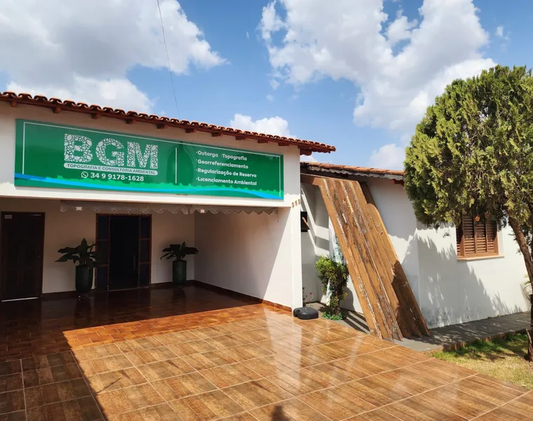 Fachada da sede da BGM Topografia e Consultoria Ambiental em Perdizes-MG